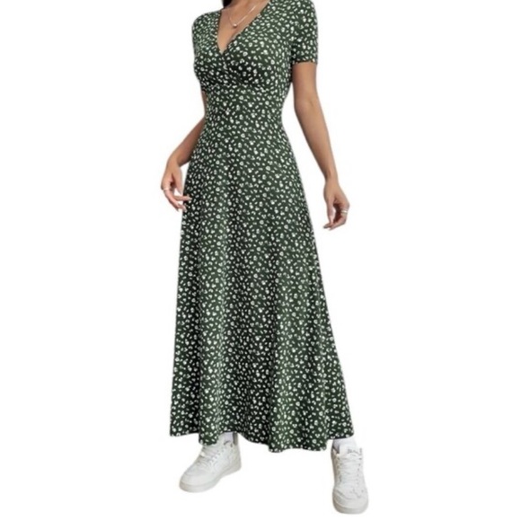 Dresses & Skirts - Elegant Green Floral Maxi Dress